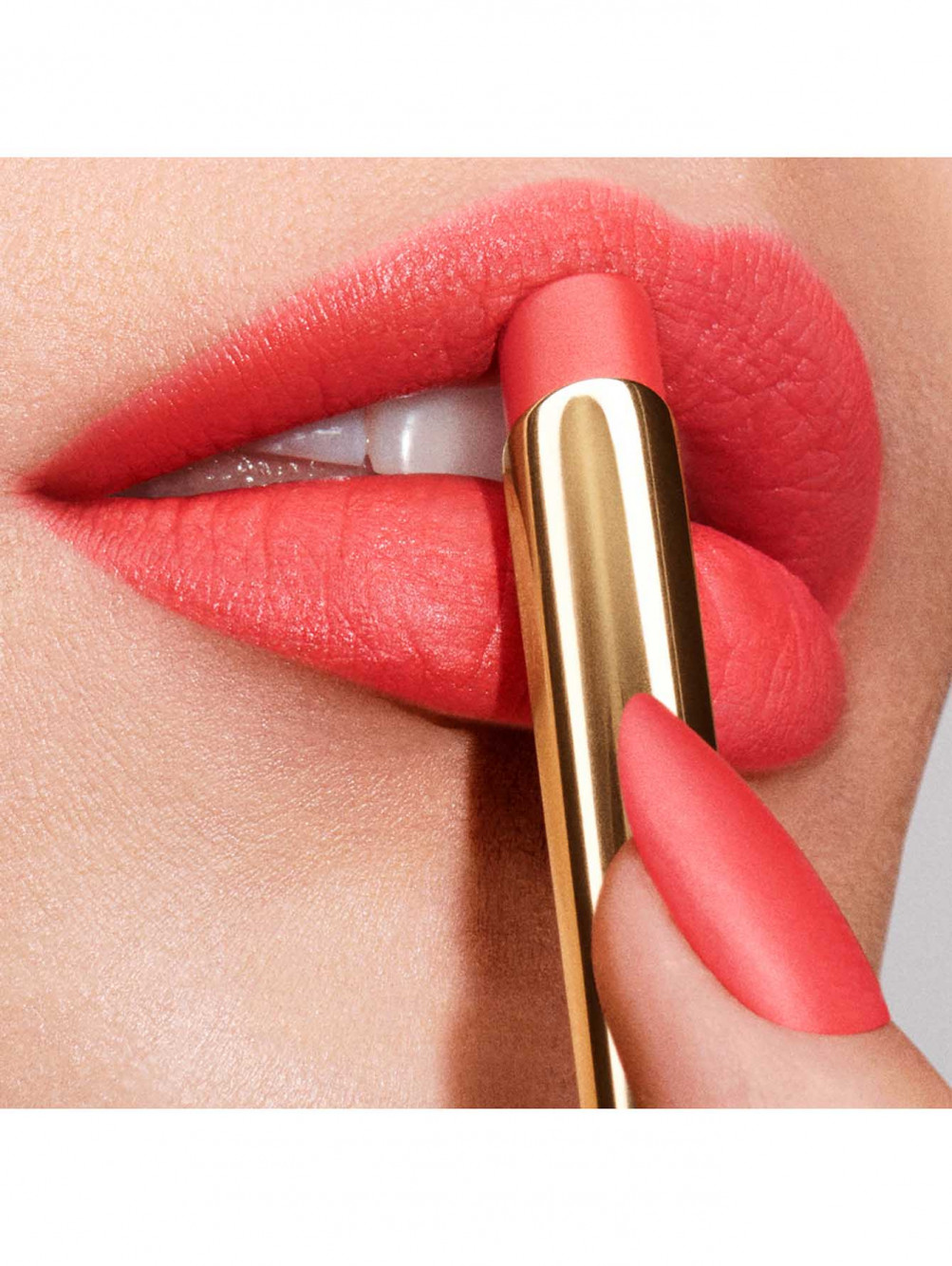 Матовая губная помада Pure Color Explicit Silk Matte Lipstick, оттенок 212 Electric Nights - Обтравка2