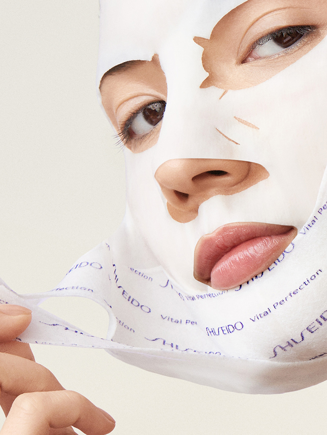 SHISEIDO Vital Perfection Моделирующая маска для лифтинга и сияния кожи, 6 шт х 2 - Обтравка1